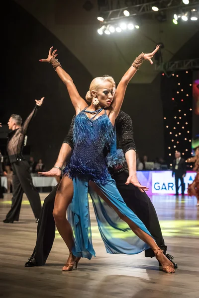 Wroclaw, Poland - May 14, 2016: An unidentified dance couple dancing latin dance during World Dance Sport Federation International Latin Adult Dance, on May 14 in Wroclaw, Poland — Stock Photo, Image