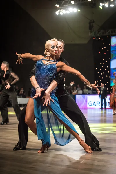 브로츠와프, 폴란드-5 월 14 일, 2016: 세계 댄스 스포츠 연맹 국제 라틴 성인 댄스, Wroclaw, 폴란드에 5 월 14 일에 동안 라틴 댄스 댄스는 정체 불명된 댄스 커플 — 스톡 사진