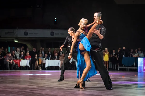 Wroclaw, Pologne - 14 mai 2016 : Un couple de danseurs non identifiés dansant la danse latine lors de la World Dance Sport Federation International Latin Adult Dance, le 14 mai à Wroclaw, Pologne — Photo