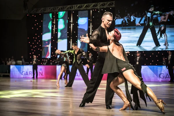 Wrocław - 14 maja 2016: Kilka niezidentyfikowanych tańca taniec latin dance podczas świata Dance Sport Federation International Adult Dance Latin, 14 maja we Wrocławiu — Zdjęcie stockowe