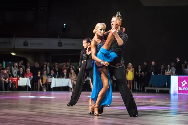 Wroclaw, Poland - May 14, 2016: An unidentified dance couple dancing latin dance during World Dance Sport Federation International Latin Adult Dance, on May 14 in Wroclaw, Poland — Stock Photo, Image