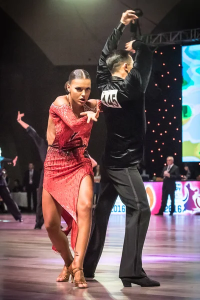 Wroclaw, Poland - May 14, 2016: An unidentified dance couple dancing latin dance during World Dance Sport Federation International Latin Adult Dance, on May 14 in Wroclaw, Poland — Stock Photo, Image