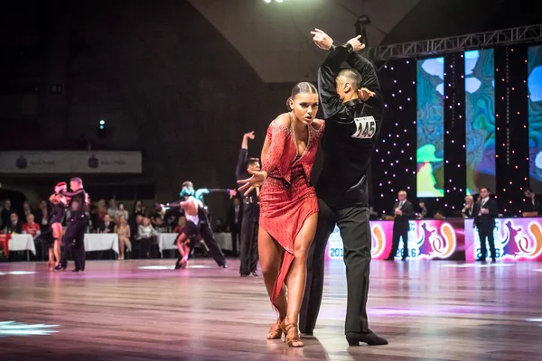 Wroclaw, Polônia - 14 de maio de 2016: Um casal de dança não identificado dançando dança latina durante a World Dance Sport Federation International Latin Adult Dance, em 14 de maio em Wroclaw, Polônia — Fotografia de Stock