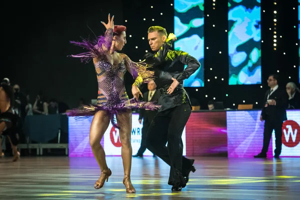 Wroclaw, Poland - May 14, 2016: An unidentified dance couple dancing latin dance during World Dance Sport Federation International Latin Adult Dance, on May 14 in Wroclaw, Poland — Stock Photo, Image