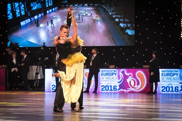 Wroclaw, Polonya - 14 Mayıs 2016: dünya dans spor Federasyonu Uluslararası Latin yetişkin dans, Wroclaw, Polonya için 14 Mayıs sırasında latin dans dans bir Tanımlanamayan dans çift — Stok fotoğraf