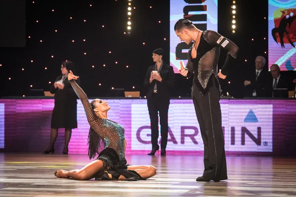 Wroclaw, Polônia - 14 de maio de 2016: Um casal de dança não identificado dançando dança latina durante a World Dance Sport Federation International Latin Adult Dance, em 14 de maio em Wroclaw, Polônia — Fotografia de Stock