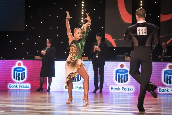 Wroclaw, Poland - May 14, 2016: An unidentified dance couple dancing latin dance during World Dance Sport Federation International Latin Adult Dance, on May 14 in Wroclaw, Poland — Stock Photo, Image