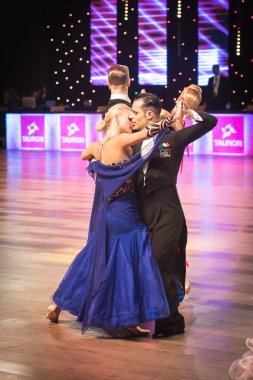 Wroclaw, Polonya - 14 Mayıs 2016: Bir Tanımlanamayan dans çift dans poz sırasında dünya dans spor Federasyonu Avrupa Şampiyonası standart dans, Mayıs 14 Wroclaw, Polonya