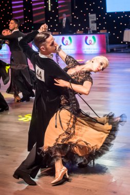 Wroclaw, Polonya - 14 Mayıs 2016: Bir Tanımlanamayan dans çift dans poz sırasında dünya dans spor Federasyonu Avrupa Şampiyonası standart dans, Mayıs 14 Wroclaw, Polonya