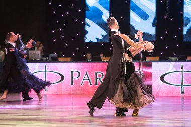 Wroclaw, Polonya - 14 Mayıs 2016: Bir Tanımlanamayan dans çift dans poz sırasında dünya dans spor Federasyonu Avrupa Şampiyonası standart dans, Mayıs 14 Wroclaw, Polonya