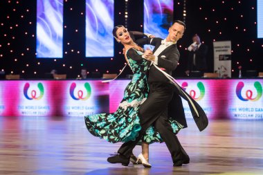 Wroclaw, Polonya - 14 Mayıs 2016: Bir Tanımlanamayan dans çift dans poz sırasında dünya dans spor Federasyonu Avrupa Şampiyonası standart dans, Mayıs 14 Wroclaw, Polonya