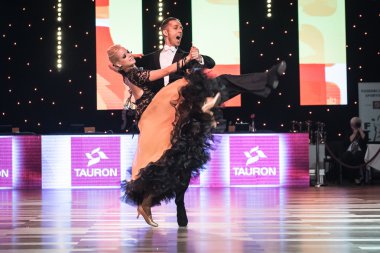 Wroclaw, Polonya - 14 Mayıs 2016: Bir Tanımlanamayan dans çift dans poz sırasında dünya dans spor Federasyonu Avrupa Şampiyonası standart dans, Mayıs 14 Wroclaw, Polonya