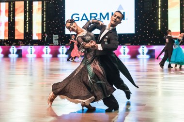 Wroclaw, Polonya - 14 Mayıs 2016: Bir Tanımlanamayan dans çift dans poz sırasında dünya dans spor Federasyonu Avrupa Şampiyonası standart dans, Mayıs 14 Wroclaw, Polonya