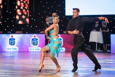 Wroclaw, Polonya - 14 Mayıs 2016: Bir Tanımlanamayan dans çift dans poz sırasında dünya dans spor Federasyonu Avrupa Şampiyonası standart dans, Mayıs 14 Wroclaw, Polonya