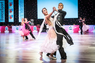 Wroclaw, Polonya - 14 Mayıs 2016: Bir Tanımlanamayan dans çift dans poz sırasında dünya dans spor Federasyonu Avrupa Şampiyonası standart dans, Mayıs 14 Wroclaw, Polonya