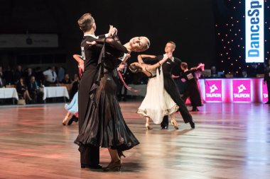 Wroclaw, Polonya - 14 Mayıs 2016: Bir Tanımlanamayan dans çift dans poz sırasında dünya dans spor Federasyonu Avrupa Şampiyonası standart dans, Mayıs 14 Wroclaw, Polonya