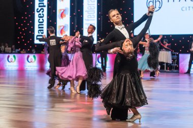 Wroclaw, Polonya - 14 Mayıs 2016: Bir Tanımlanamayan dans çift dans poz sırasında dünya dans spor Federasyonu Avrupa Şampiyonası standart dans, Mayıs 14 Wroclaw, Polonya