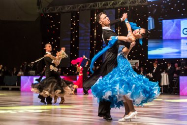 Wroclaw, Polonya - 14 Mayıs 2016: Bir Tanımlanamayan dans çift dans poz sırasında dünya dans spor Federasyonu Avrupa Şampiyonası standart dans, Mayıs 14 Wroclaw, Polonya