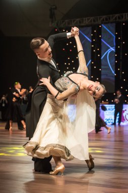 Wroclaw, Polonya - 14 Mayıs 2016: Bir Tanımlanamayan dans çift dans poz sırasında dünya dans spor Federasyonu Avrupa Şampiyonası standart dans, Mayıs 14 Wroclaw, Polonya