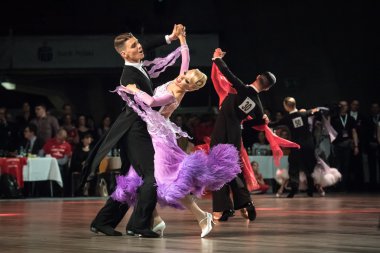 Wroclaw, Polonya - 14 Mayıs 2016: Bir Tanımlanamayan dans çift dans poz sırasında dünya dans spor Federasyonu Avrupa Şampiyonası standart dans, Mayıs 14 Wroclaw, Polonya