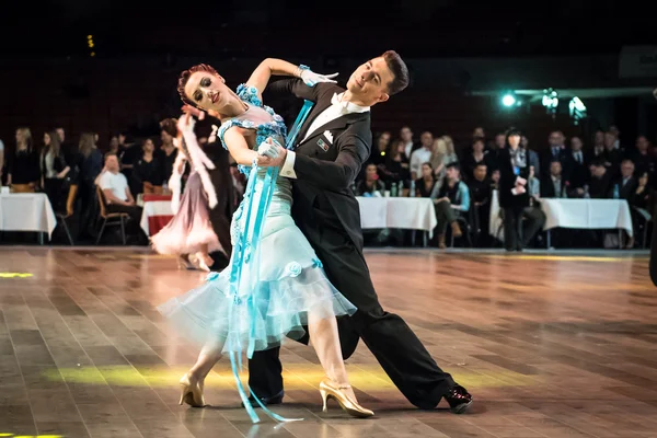 Wroclaw, Pologne - 14 mai 2016 : Un couple de danseurs non identifié pose lors du Championnat d'Europe de danse standard de la Fédération mondiale de sport de danse, le 14 mai à Wroclaw, Pologne — Photo