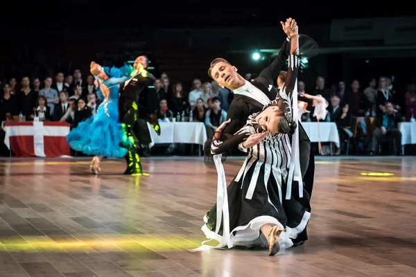 Wrocław - 14 maja 2016: Niezidentyfikowany taniec para w tanecznej pozie podczas świata Dance Sport Federation Europejskiej Championship Standard tańca, 14 maja we Wrocławiu — Zdjęcie stockowe