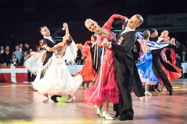 Wrocław - 14 maja 2016: Niezidentyfikowany taniec para w tanecznej pozie podczas świata Dance Sport Federation Europejskiej Championship Standard tańca, 14 maja we Wrocławiu — Zdjęcie stockowe
