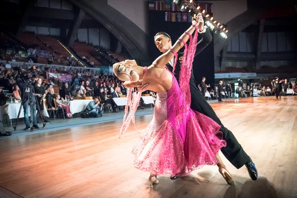 Breslavia, Polonia - 14 maggio 2016: Una coppia di ballerini non identificati in posa da ballo durante il World Dance Sport Federation European Championship Standard Dance, il 14 maggio a Breslavia, Polonia — Foto Stock