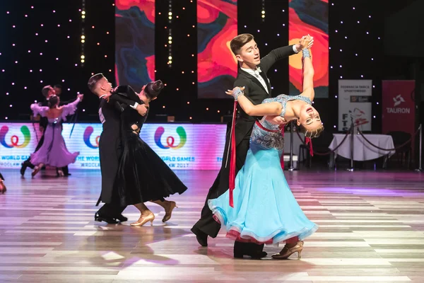 Wroclaw, Polen - 14 maj 2016: En oidentifierad danspar i dans pose under World Dance Sport Federation Europeiska Championship Standard Dance, den 14 maj i Wroclaw, Polen — Stockfoto