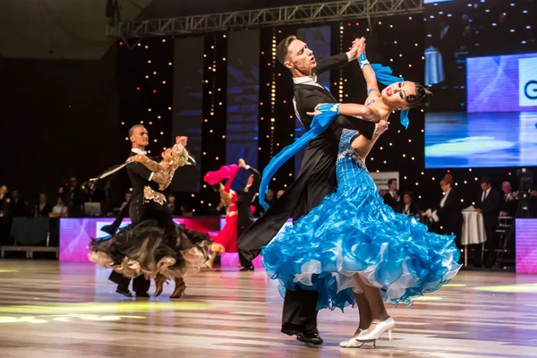 Wroclaw, Polonya - 14 Mayıs 2016: Bir Tanımlanamayan dans çift dans poz sırasında dünya dans spor Federasyonu Avrupa Şampiyonası standart dans, Mayıs 14 Wroclaw, Polonya