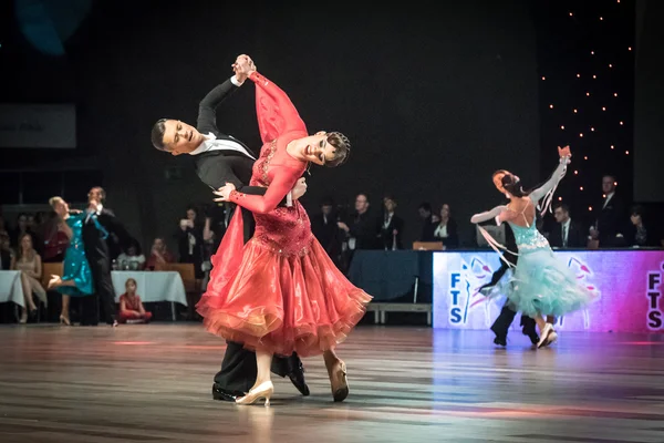 Wroclaw, Polonya - 14 Mayıs 2016: Bir Tanımlanamayan dans çift dans poz sırasında dünya dans spor Federasyonu Avrupa Şampiyonası standart dans, Mayıs 14 Wroclaw, Polonya — Stok fotoğraf