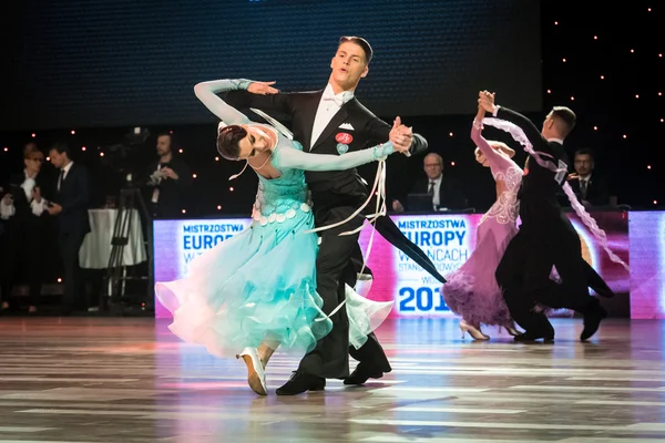 Wroclaw, Poland - May 14, 2016: An unidentified dance couple in dance pose during World Dance Sport Federation European Championship Standard Dance, on May 14 in Wroclaw, Poland — Stock Photo, Image