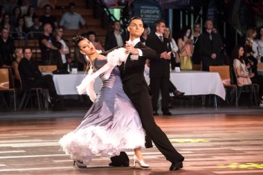 Wroclaw, Polonya - 14 Mayıs 2016: Bir Tanımlanamayan dans çift dans poz sırasında dünya dans spor Federasyonu Avrupa Şampiyonası standart dans, Mayıs 14 Wroclaw, Polonya