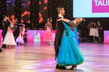 Wroclaw, Polonya - 14 Mayıs 2016: Bir Tanımlanamayan dans çift dans poz sırasında dünya dans spor Federasyonu Avrupa Şampiyonası standart dans, Mayıs 14 Wroclaw, Polonya