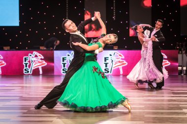 Wroclaw, Polonya - 14 Mayıs 2016: Bir Tanımlanamayan dans çift dans poz sırasında dünya dans spor Federasyonu Avrupa Şampiyonası standart dans, Mayıs 14 Wroclaw, Polonya