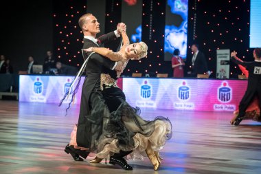 Wroclaw, Polonya - 14 Mayıs 2016: Bir Tanımlanamayan dans çift dans poz sırasında dünya dans spor Federasyonu Avrupa Şampiyonası standart dans, Mayıs 14 Wroclaw, Polonya