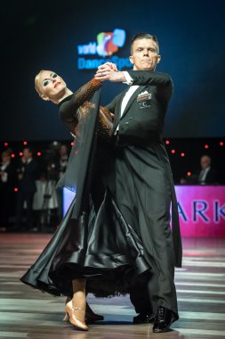 Wroclaw, Polonya - 14 Mayıs 2016: Bir Tanımlanamayan dans çift dans poz sırasında dünya dans spor Federasyonu Avrupa Şampiyonası standart dans, Mayıs 14 Wroclaw, Polonya