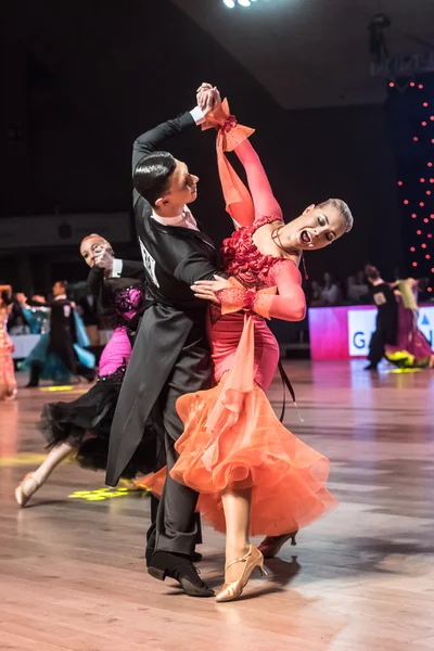 ヴロツワフ, ポーランド - 2016 年 5 月 14 日: 世界ダンス スポーツ連盟ヨーロッパ選手権標準的なダンス、ヴロツワフ、ポーランドの 5 月 14 日の間にダンスのポーズでの正体不明のダンスのカップル — ストック写真