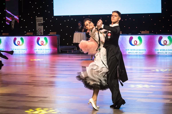 Wroclaw, Polônia - 14 de maio de 2016: Um casal de dança não identificado em pose de dança durante a World Dance Sport Federation European Championship Standard Dance, em 14 de maio em Wroclaw, Polônia — Fotografia de Stock