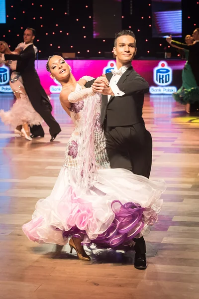 Wroclaw, Polônia - 14 de maio de 2016: Um casal de dança não identificado em pose de dança durante a World Dance Sport Federation European Championship Standard Dance, em 14 de maio em Wroclaw, Polônia — Fotografia de Stock