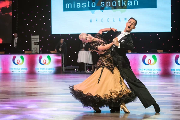 Wroclaw, Poland - May 14, 2016: An unidentified dance couple in dance pose during World Dance Sport Federation European Championship Standard Dance, on May 14 in Wroclaw, Poland — Stock Photo, Image