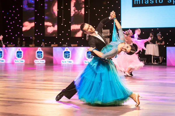 Wroclaw, Polônia - 14 de maio de 2016: Um casal de dança não identificado em pose de dança durante a World Dance Sport Federation European Championship Standard Dance, em 14 de maio em Wroclaw, Polônia — Fotografia de Stock