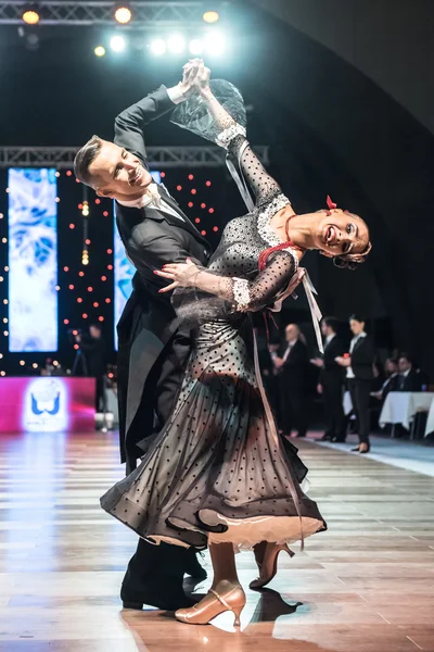 Wroclaw, Polonya - 14 Mayıs 2016: Bir Tanımlanamayan dans çift dans poz sırasında dünya dans spor Federasyonu Avrupa Şampiyonası standart dans, Mayıs 14 Wroclaw, Polonya — Stok fotoğraf