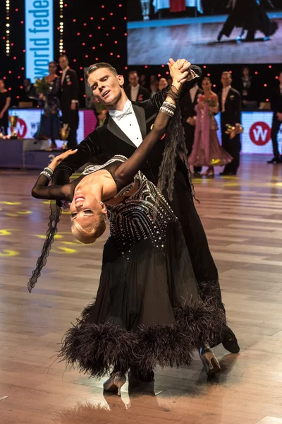 Wroclaw, Polonya - 14 Mayıs 2016: Bir Tanımlanamayan dans çift dans poz sırasında dünya dans spor Federasyonu Avrupa Şampiyonası standart dans, Mayıs 14 Wroclaw, Polonya