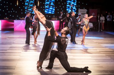 Wroclaw, Polonya - 14 Mayıs 2016: dünya dans spor Federasyonu Uluslararası Latin yetişkin dans, Wroclaw, Polonya için 14 Mayıs sırasında latin dans dans bir Tanımlanamayan dans çift