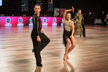 Wroclaw, Polonya - 14 Mayıs 2016: dünya dans spor Federasyonu Uluslararası Latin yetişkin dans, Wroclaw, Polonya için 14 Mayıs sırasında latin dans dans bir Tanımlanamayan dans çift