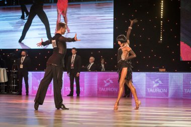 Wroclaw, Polonya - 14 Mayıs 2016: dünya dans spor Federasyonu Uluslararası Latin yetişkin dans, Wroclaw, Polonya için 14 Mayıs sırasında latin dans dans bir Tanımlanamayan dans çift