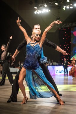 Wroclaw, Polonya - 14 Mayıs 2016: dünya dans spor Federasyonu Uluslararası Latin yetişkin dans, Wroclaw, Polonya için 14 Mayıs sırasında latin dans dans bir Tanımlanamayan dans çift