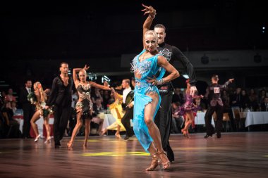 Wroclaw, Polonya - 14 Mayıs 2016: dünya dans spor Federasyonu Uluslararası Latin yetişkin dans, Wroclaw, Polonya için 14 Mayıs sırasında latin dans dans bir Tanımlanamayan dans çift