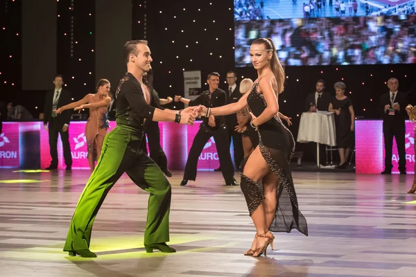 Wroclaw, Poland - May 14, 2016: An unidentified dance couple dancing latin dance during World Dance Sport Federation International Latin Adult Dance, on May 14 in Wroclaw, Poland — Stock Photo, Image